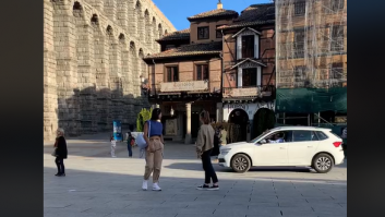 Ve lo que hace un turista en el Acueducto de Segovia y... sin decir nada lo dice todo