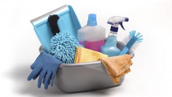 Cinco productos de limpieza típicos en las casas españolas que debes evitar, según la OCU