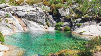 El espectacular pozo de aguas cristalinas escondido en la naturaleza y ubicado entre Portugal y Galicia