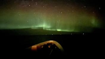 Un barco de guerra español es engullido por una aurora boreal durante un entrenamiento de la OTAN