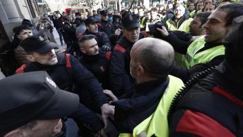 Cargas policiales cuando varios agricultores increpaban a los políticos que salían del Parlamento de Navarra