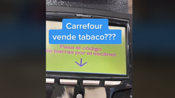 Pasa su tabaco por la máquina de códigos de barras de Carrefour y hay sorpresón
