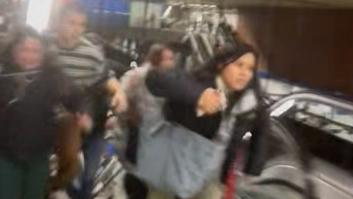 El momento de la pequeña explosión que ha provocado una estampida en el Metro de Madrid