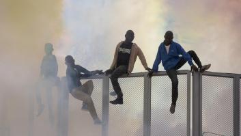 Polémica por cuatro 'ninots' de una falla de Valencia que representan a migrantes sobre una valla