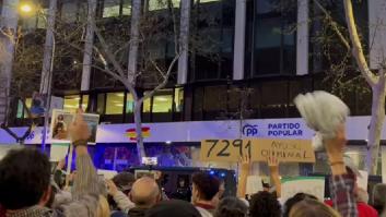"No son muertes, son asesinatos": tensión en la manifestación contra Ayuso frente a la sede de Génova