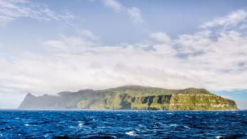 Esta isla de acantilados de 300 metros en mitad del océano es la más inaccesible del mundo