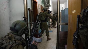 Israel eleva a 150 los supuestos milicianos abatidos en el hospital de Gaza mientras crece la tensión
