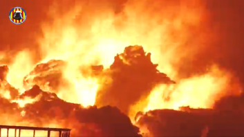 Un grave incendio quema dos naves industriales en Aielo de Malferit (Valencia)