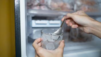 El truco del vaso de agua en el congelador para vigilar tu casa si estás de viaje