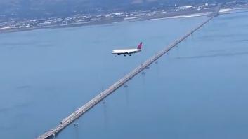 La desconcertante ilusión óptica que forma este avión que sobrevuela San Francisco