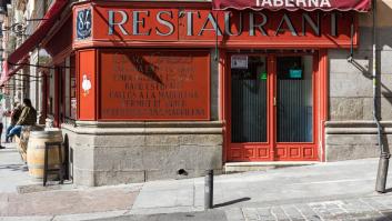 El secreto detrás del color rojo de las fachadas de las tabernas más míticas de Madrid