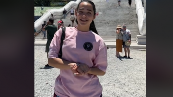 Una española no puede entrar por su vestimenta a un templo de Tailandia y lo que hace es para verlo