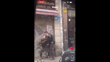 Indignación en redes tras compartirse un vídeo en el que dos policías nacionales reducen así a dos inmigrantes en Lavapiés: "¿Así hasta cuándo?"