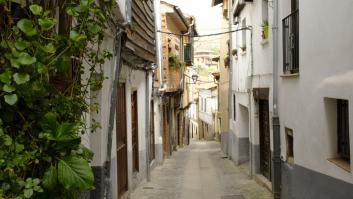 La calle más estrecha de España se convierte en la improvisada calle de los enamorados