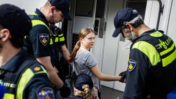 La Policía arresta a Greta Thunberg durante una protesta en una carretera de Países Bajos