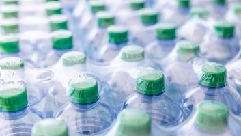 Las botellas de agua "caducan" y estos son los riesgos de bebértelas