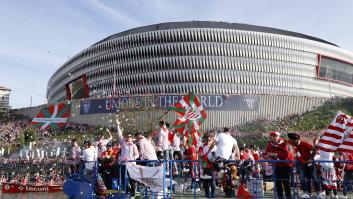Bilbao y Bizkaia se tiñen de rojo y blanco con la gabarra del Athletic
