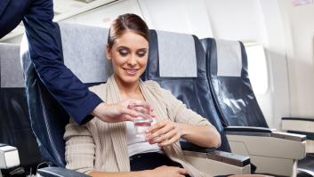 Azafatos advierten de las bebidas que jamás debes pedir en un avión