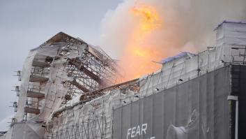 Un incendio en Copenhague amenaza con arrasar el histórico edificio de la Bolsa, de casi 400 años