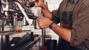 Un camarero dice que pone café normal cuando piden descafeinado: una clienta arrasa con su respuesta