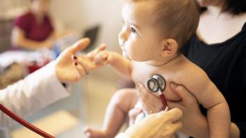 Un pediatra desvela la clara señal que da el cuerpo de un niño cuando come mal