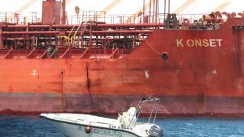 Máxima alerta por un vertido de miles de litros en el puerto de Ceuta