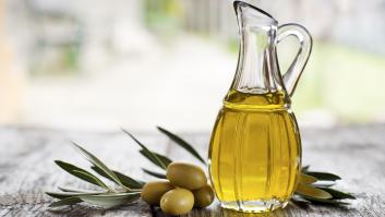 La moda del vaso de aceite de oliva en el congelador antes de dormir: esto dicen los expertos