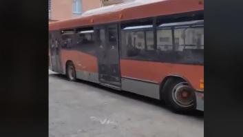 Va a subirse a un autobús en Cuba y se da cuenta de un detalle: salpica directamente a España