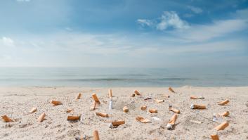 Esto es lo que dice la nueva Ley Antitabaco para los que quieran fumar en la playa este verano