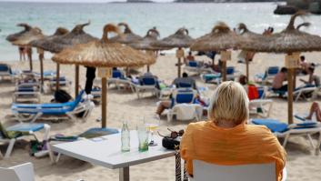 Furia británica por el precio de unas "tumbonas premium" en una famosa playa de Mallorca