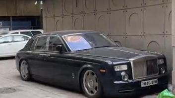 El Rolls-Royce de 250.000 euros abandonado hace años en la puerta de un hotel y que nadie puede tocar