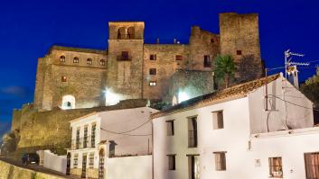 El pueblo de cuento de Cádiz de casitas blancas y calles empedradas oculto en un castillo islámico