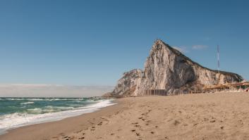 Una lancha súper rápida española siembra el pánico en una playa de Gibraltar