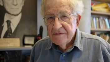 El día que Noam Chomsky murió en las redes sociales pero salió vivo de un hospital en Brasil