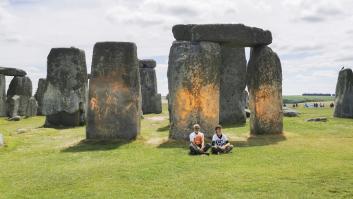 Dos ecologistas detenidos por lanzar pintura naranja sobre el monumento megalítico de Stonehenge