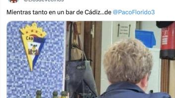 Las camareras de un bar de Cádiz llevan una camiseta con un mensaje para esculpir en piedra