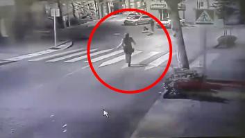 Una agente de la Guardia Civil corre para detener a un hombre que estaba agrediendo a su pareja
