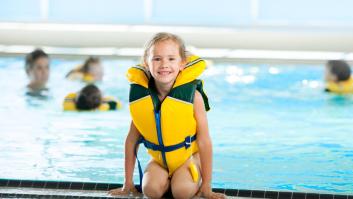 El chaleco de natación más seguro para los niños se vende en Amazon y está de oferta