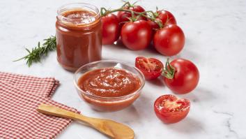 Un agricultor enseña qué hay que mirar para saber cuál es el mejor tomate frito del súper
