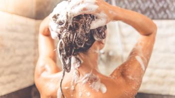 Adiós a las duchas diarias: una dermatóloga sentencia el número que debes darte a la semana según envejeces