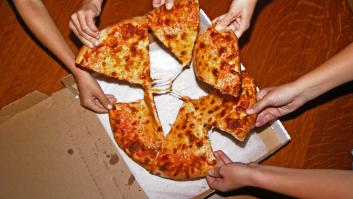 Recurren a las matemáticas para descubrir si es mejor comprar dos pizzas mediana o una familiar