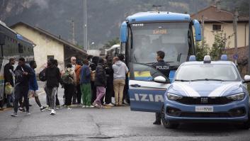 Amnistía denuncia que Italia retiene ilegalmente a migrantes en centros precarios de detención