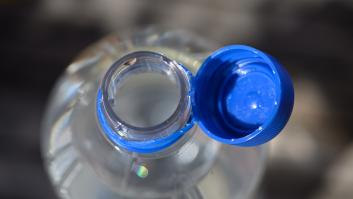 Una doctora en Química pone en evidencia los tapones pegados a las botellas y da su solución más efectiva