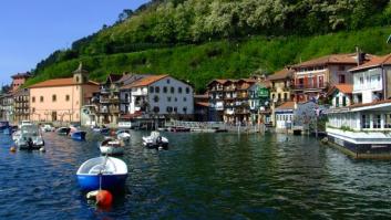 El pueblo marinero de Euskadi que arrasa con sus casas de colores y su palacio histórico
