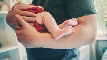 Adiós a dar besitos a tu bebé: las terribles consecuencias de dejar que mimen demasiado a tu criatura