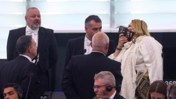 Expulsan del Parlamento Europeo a la extremista Diana Sosoaca tras proferir gritos con un bozal puesto