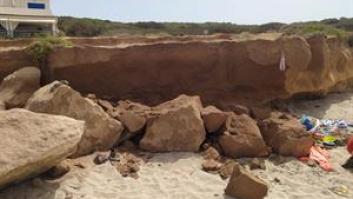 Muere una bebé de dos meses por un desprendimiento de rocas en una playa de Formentera