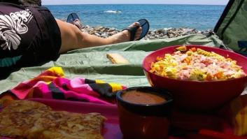 La OCU alerta: comer en la playa tiene sus riesgos