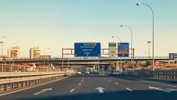 La autopista más concurrida del verano copia un modelo gallego para tirar los precios