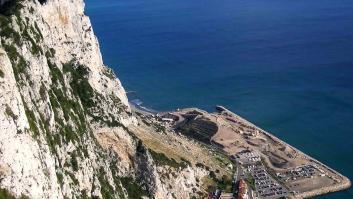 Gibraltar ejecuta una megaextracción de piedras españolas